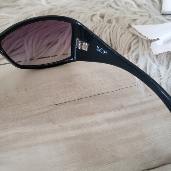 MICHAEL KORS - Sunglasses & case - Picture 7 of 11